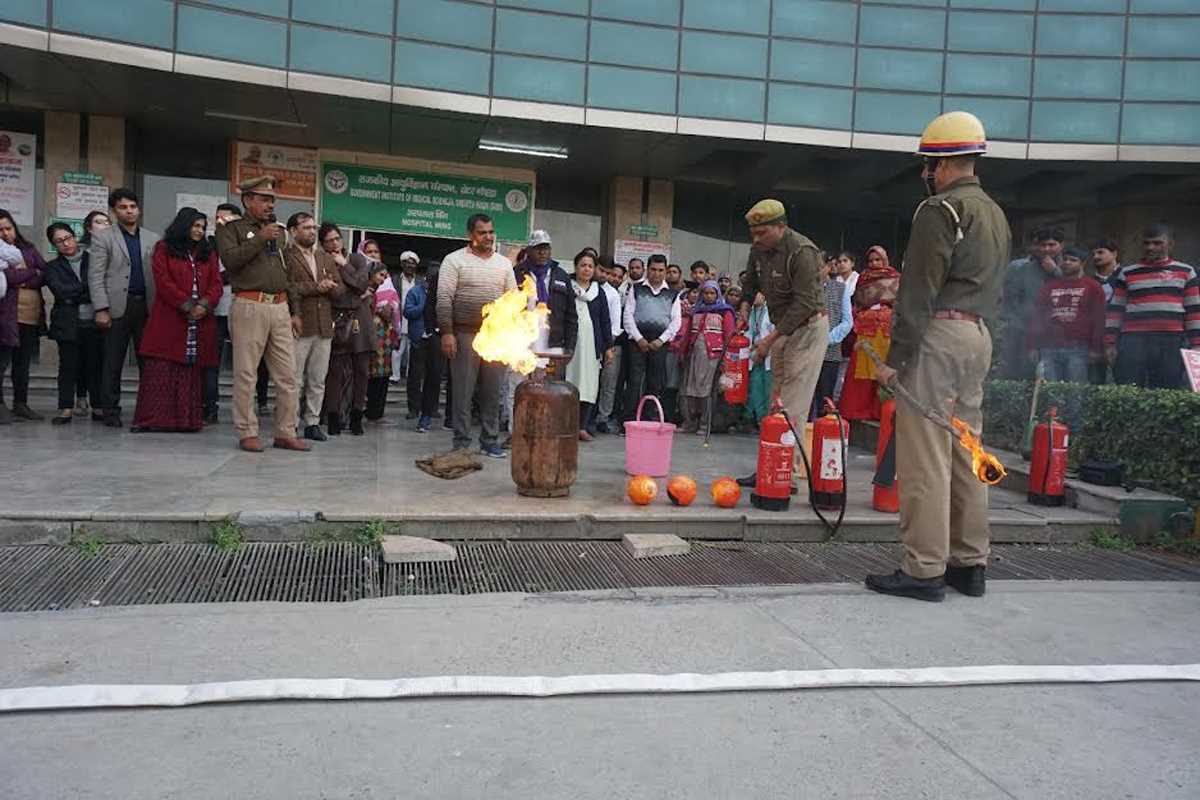 मेडिकल के छात्र, डॉक्टर व नर्सिंग स्टॉफ को अग्निशमन विभाग ने किया प्रशिक्षित मेडिकल के छात्र, डॉक्टर व नर्सिंग स्टॉफ को अग्निशमन विभाग ने किया प्रशिक्षित